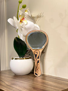 ใหม่แกะสลักกระจกขนาดพกพาหนังแท้ผลิตจํานวนมากส่งเสริมการขายการออกแบบที่ไม่ซ้ํากันคาวเกิร์ลกระจกโต๊ะเครื่องแป้งเดินทาง - Product Image 4