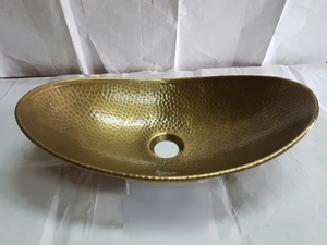 Lavabo de latón bellamente hecho a mano con flor para uso en exteriores o en el baño Diseño elegante y funcional - Product Image 1