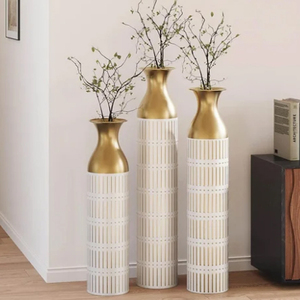 Grand vase de sol en métal avec motif rayé en relief, blanc antique, ensemble de vases de sol modernes blancs avec dessus doré, vase fait main - Product Image 2