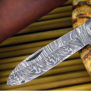 Cuchillo de caza de acero de Damasco con hoja de punta caída, borde serrado, mango de micarta e incrustaciones de marfil - Product Image 3