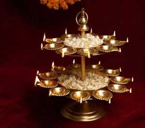 Candélabre circulaire en métal avec supports pour diya, pour les activités religieuses et les décorations festives - Product Image 1