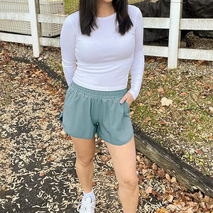 Shorts de sport pour femmes bleu clair en polyester respirant, avec ourlet incurvé, taille haute, pour la course à pied, le yoga et la remise en forme - Product Image 5