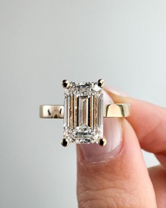 แหวนเพชรแล็บทรงเอเมอรัลด์รูปยาว 4 กะรัต หรูหรา ทองคำขาว 14k แหวนหมั้นแบบ 4 กรงเล็บ วงแหวนแบบ Cathedral ขนาด 3 มม. - Product Image 1