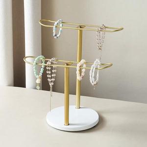 Soporte giratorio de doble nivel para exhibición de joyas, diseño giratorio de 360 grados, soporte para pulseras, organizador sin enredos para un almacenamiento elegante - Product Image 1