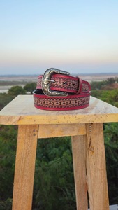 Cinturón de Cuero Estilo Western Vintage con Cuentas Tribales Rojas y Hebilla Decorativa Plateada - Product Image 1