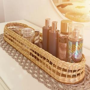 Plateau en rotin tressé fin, idéal pour les pinceaux de maquillage, les parfums, les crèmes de soin et l'utilisation sur la coiffeuse. Fabriqué en Inde. - Product Image 1