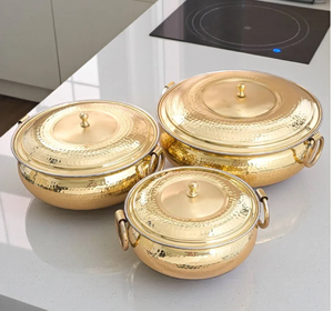 El brillante utensilio de latón pulido presenta un distintivo borde superior ancho y un cuerpo martillado. Disponible a precio de mayorista. - Product Image 5