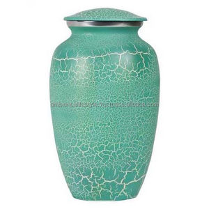 Grande urne de crémation en aluminium du fabricant indien Ornement funéraire gravé de style moderne pour adultes pour l'ambiance Lifestyle - Product Image 3