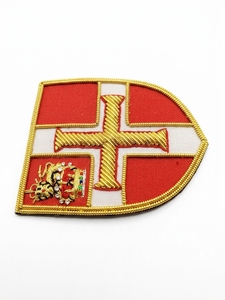 Parche de Escudo Bordado a Mano con Hilo de Oro – Insignia Heráldica de Cruz en Tela Roja Hecha a Mano - Product Image 5