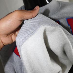 Sudadera de cuello alto color gris canela, 100% algodón, con apliques rojos bordados, cuello ancho, hilos finos. - Product Image 5