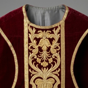 Casulla Romana de Terciopelo Rojo con Bordado a Mano de Hilos de Oro, Orfebre Tradicional, Túnica de Clérigo, Vestimenta Sacerdotal para Misa - Product Image 6