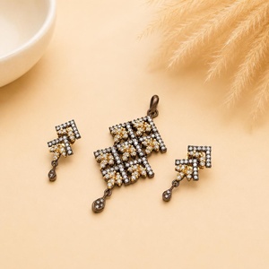 Ensemble de pendentifs et boucles d'oreilles tendance pour femme RAY FINE ORNATES, saphir, perle, cristal taille princesse, certifié IGI, plaqué or, laiton - Product Image 1