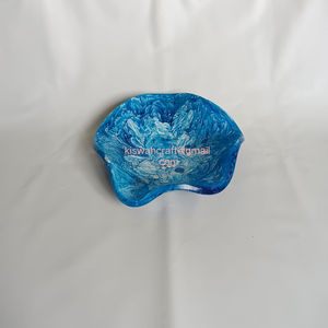 Grand bol moderne en résine bleu marine avec des paillettes dorées, dernières tendances en matière de décoration intérieure, bol décoratif à volants avec motif marbré - Product Image 4