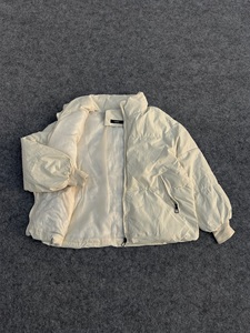 Chaqueta acolchada premium para mujer, diseño personalizado, color crema, cuello alto, con cremallera, rellena de plumón, cálida, informal, para invierno. - Product Image 3