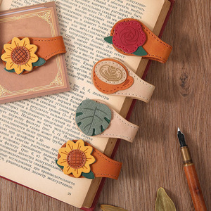 Marcapáginas artesanal de cuero con diseño de hoja de arce, hecho a mano con hermosos detalles de hoja de arce, en venta. - Product Image 1