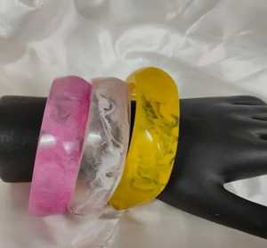 กำไลเรซิ่นทำมือรักษ์โลก ลายวงกลม สีชมพู ขาว เหลือง สีสันสดใส เครื่องประดับแฟชั่นสำหรับผู้หญิง ใช้ในงานคริสต์มาส ขายปลีก - Product Image 2