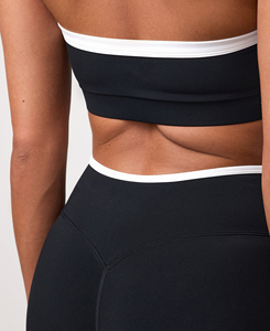 Ensemble de yoga 2 pièces noir haut de gamme pour femme, avec crop top dos nu à encolure dégagée et short taille haute, bordure contrastante, sans couture, en Spandex et Polyester - Product Image 5