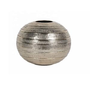 Vase à fleurs en aluminium moulé de haute qualité pour centre de vaisselle avec vernis miroir disponible en finition mate également décor de salon à la maison - Product Image 4