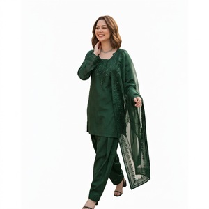 Costume Salwar traditionnel vert pour femmes, longueur cheville, avec dupatta brodée, coupe régulière, style Inde Pakistan, en coton, pour usage quotidien - Product Image 1