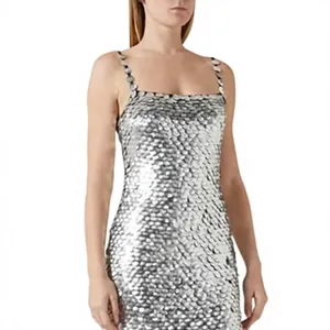 Robe mini ajustée en spandex/polyester éco-responsable, faite à la main, avec bretelles spaghetti, pour les soirées - Product Image 1