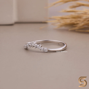 Anillo Minimalista de Moissanita Curvado con Diamantes de 1.10mm, 1.70mm, 2.00mm, Corte Redondo, Tipo Cluster, para Boda, Color D, VVS1, Oro Sólido de 18K - Product Image 3