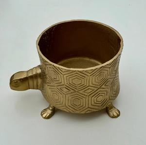 Maceta de oro grabada con forma de tortuga única para decoración del hogar, uso en mesa auxiliar de jardín y decoración linda para habitación infantil, procedente de la India. - Product Image 2