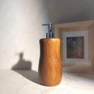 Support en bois haut de gamme pour flacon pompe, idéal pour le savon liquide et les désinfectants – Organisateur de comptoir de réception et de bureau – Fabriqué en Inde - Product Image 1