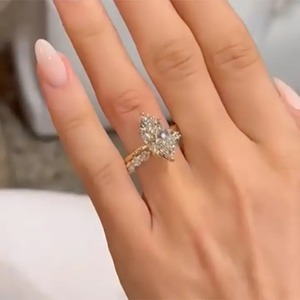 Anillo de Compromiso Solitario de Moissanita 925 de 4.0 Quilates con Corte Marquesa, Engaste de 6 Puntas, Plata de Ley Chapada en Oro Amarillo para Mujer - Product Image 3
