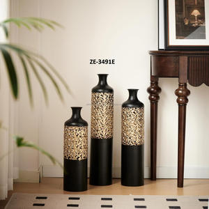 Vase à fleurs décoratif en métal carré moderne pour étagère et table console, finition martelée texturée, pour table de fête, Zahid Exports - Product Image 3