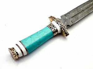 มีดปลายหอกเหล็กดามัสกัสเกรด DIY ยี่ห้อ Iron Crown Forge ด้ามเทอร์ควอยซ์ ตกแต่งสีทอง ใบมีดยาว 15 นิ้ว ผลิตตามแบบ OEM สำหรับการตั้งแคมป์ - Product Image 6