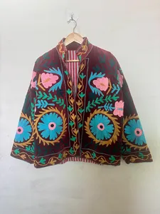 Chaqueta Boho Reversible Acolchada de Terciopelo Bordado Suzani, Hecha a Mano, con Diseño Floral, Prenda Exterior Bohemia, Regalo de Moda Único para Ella - Product Image 1