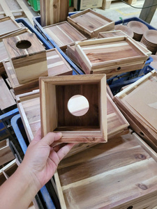 Caja de pañuelos de bambú natural con elegante apariencia de madera para interiores ecológicos en el baño o el dormitorio - Product Image 3