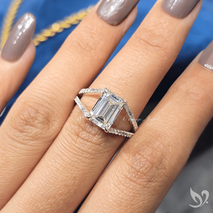 แหวนเพชรทรงเอเมอรัลด์ 3 กะรัต เพาะเลี้ยงในห้องปฏิบัติการ ตัวเรือนทองคำขาว 10K แบบเปิดวงแหวนฝังเพชรแบบปาเว่ ได้รับการรับรองจาก IGI สำหรับแหวนหมั้น - Product Image 3