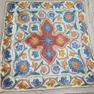 Funda de cojín decorativa de algodón de 16"x16" con diseño floral bordado a mano con hilo de seda Aari de Cachemira, colorido y sostenible. - Product Image 1