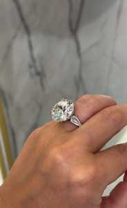 Bague de fiançailles en diamant de laboratoire rond de 10 carats : trois pierres, diamants accentués en forme d'aile de cerf, certifiée IGI - Product Image 6