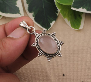 จี้โรสควอตซ์ธรรมชาติ เงินแท้ 925 เกรด AAA พลอยสีชมพูลายเส้น สร้อยคอสำหรับทุกเพศ สไตล์วินเทจ ชุบแพลตตินั่ม หรูหรา - Product Image 4