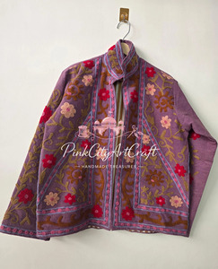 Veste matelassée en coton mauve respirante et écologique, brodée à la main, style floral vintage Suzani, manches longues, hiver - Product Image 4
