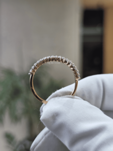 แหวนเพชรเพาะเลี้ยง IGI Certified VVS2 ดีไซน์ดอกไม้ประดับทองคำ 0.40 กะรัต แบบ Eternity Band  ฝังเพชรแบบ Prong Set สวยหรู เหมาะสำหรับงานแต่งงาน สามารถสวมซ้อนกันได้ สำหรับผู้หญิง - Product Image 3