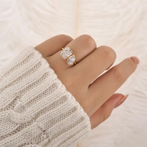 Anillo de compromiso de lujo con diseño clásico de moissanita 925 Toi Et Moi, corte pera radiante, chapado en oro amarillo sobre plata de ley - Product Image 5