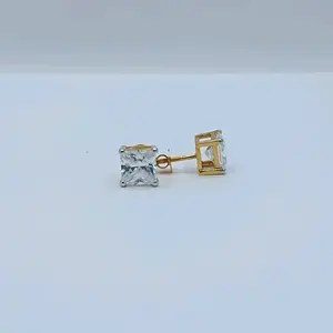 Elegantes Pendientes de Zirconia con Corte Princesa en Oro de 18K para Mujer, con una Brillante Piedra Solitaria y Cierre de Rosca Seguro - Product Image 1