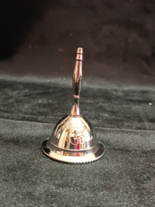 Campana de Mano para Rituales de Altar, Pandulam, para Oración, Campana de Latón de 3 Pulgadas, Sonido Fuerte, Campana Om para Altar, de Indian Consigners - Product Image 4