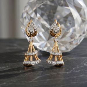 Boucles d'oreilles clous en or jaune avec diamants de laboratoire et motif feuille superposée - Product Image 2