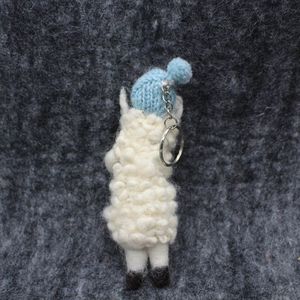 Porte-clés mignon en forme de mouton en laine, jouet en peluche avec chapeau bleu, animal en peluche doux pour enfants unisexe 0-10cm - Product Image 3