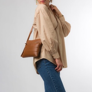 Sac bandoulière en cuir véritable de style moderne pour femme, avec sangle réglable, couleur camel disponible - Product Image 2