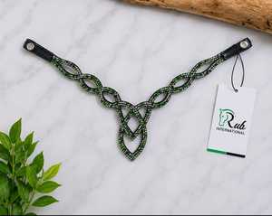 Accesorios de cuero personalizados al por mayor para cabezadas de caballo: Diadema de lujo con nudo celta ondulado, cristales verdes y blancos, y pedrería. - Product Image 2