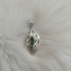 Collier pendentif en argent allemand fait main en forme de cœur vert avec chaîne serpent pour femme, bijoux de fête, qualité AAA - Product Image 1