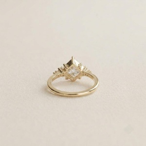 Anillo de Compromiso de Oro Rosa de 18K para Mujer con Diamante Cultivado en Laboratorio de Corte Princesa de 1.00 CT y Piedras Laterales de Corte Brillante, Certificado IGI - Product Image 3