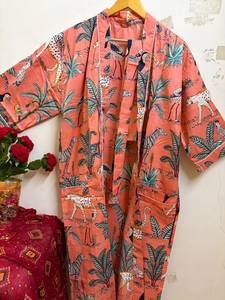 Bata Kimono de Algodón Floral Personalizada con Cuello en V y Cierre de Cordón, Transpirable, Ligera, para Mujer, para Spa, Playa, o como Bata de Dama de Honor - Product Image 5