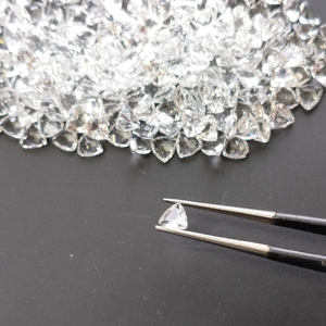 Topacio Blanco Natural de 5MM con Corte Trillón, Gema Suelta de la Mejor Calidad para la Fabricación de Joyas - Product Image 1