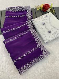 Sari de satén bordado con hilo multicolor y bordes de c pallu con trabajo de calado, y blusa de seda mono blanca en contraste, ropa festiva. - Product Image 4